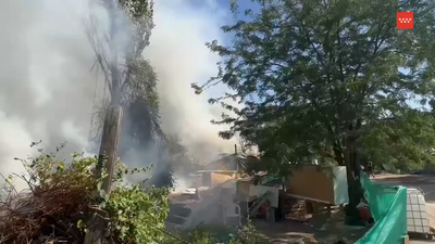 Sofocado un incendio de vegetación y basura cercano a una urbanización en Móstoles