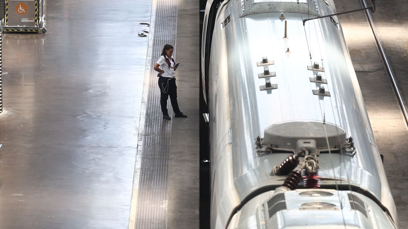 Tripulante de tren en el andén de la estación Puerta de Atocha