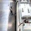 Tripulante de tren en el andén de la estación Puerta de Atocha