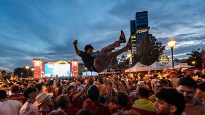 Miles de madrileños se lanzan a las calles para celebrar el pase de España a la final