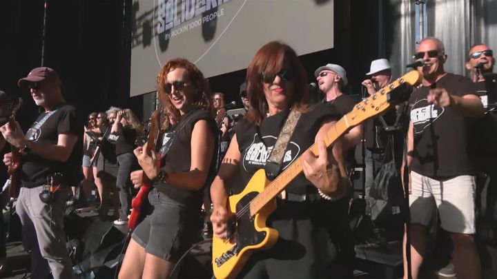 Rockeros Solidarios, la banda de rock más grande de España, hace vibrar Pozuelo en sus fiestas