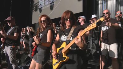 Rockeros Solidarios, la banda de rock más grande de España, hace vibrar Pozuelo en sus fiestas