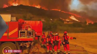 Cuatro pueblos evacuados en Zaragoza por el  incendio forestal  en Orés que ha puesto en peligro a los bomberos que trabajan en la zona