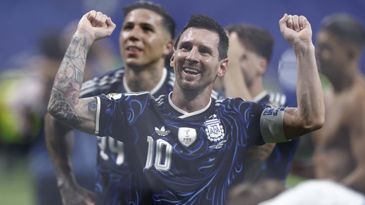 1-2. Argentina remonta, frustra a Inglaterra y se cita con España en la final