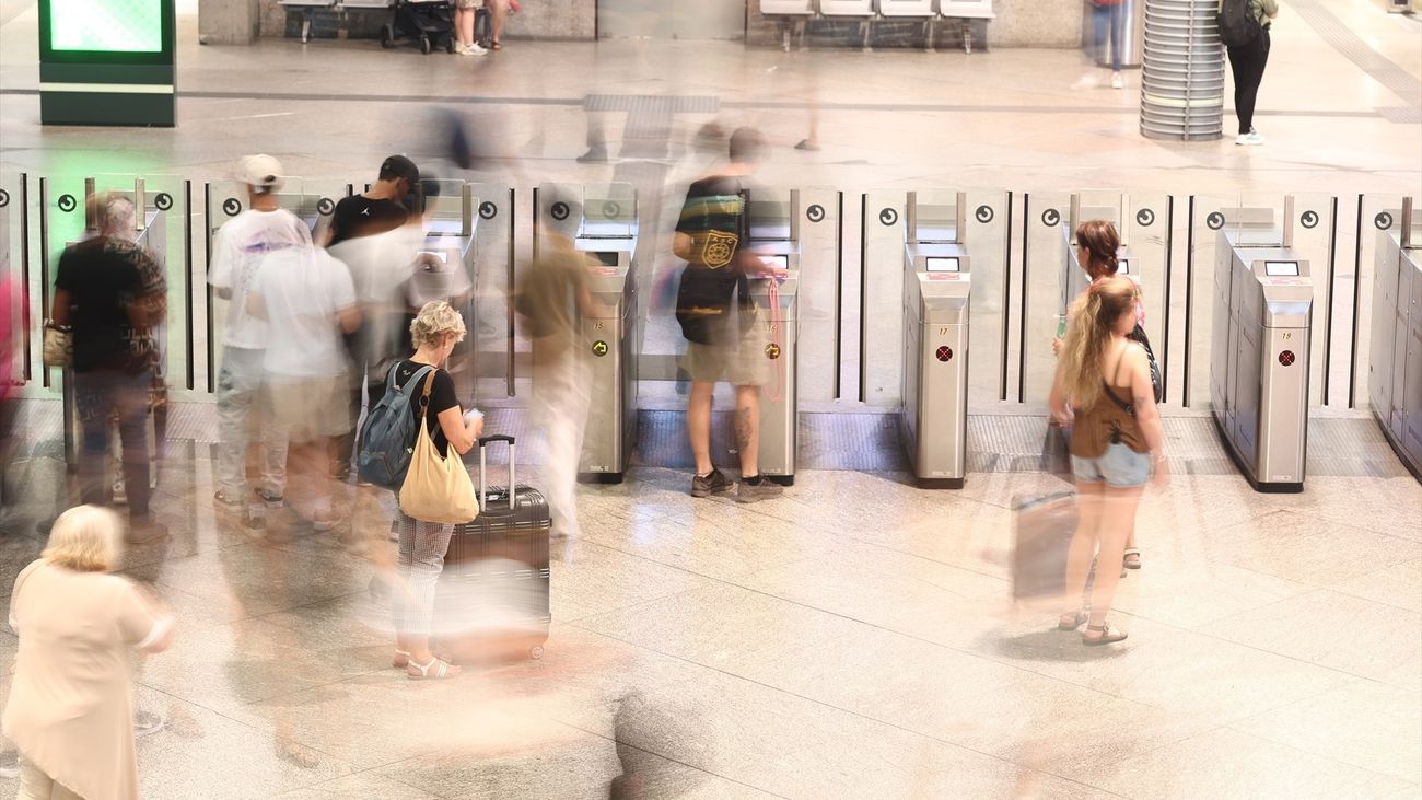 Pasajeros en un andén de la estación de trenes de Puerta de Atocha
