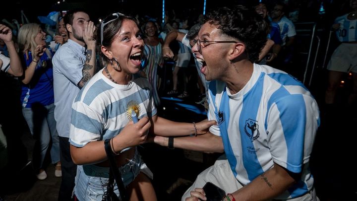 Aficionados de la Selección Argentina durante el partido de semifinales del Mundial de fútbol 2026 entre Argentina e Inglaterra,