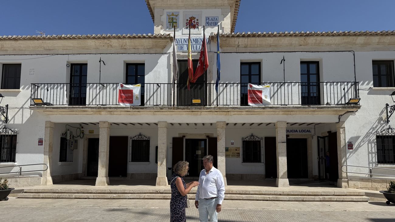 La alcaldesa y el viceconsejero de Presidencia frente al Ayuntamiento de Titulcia