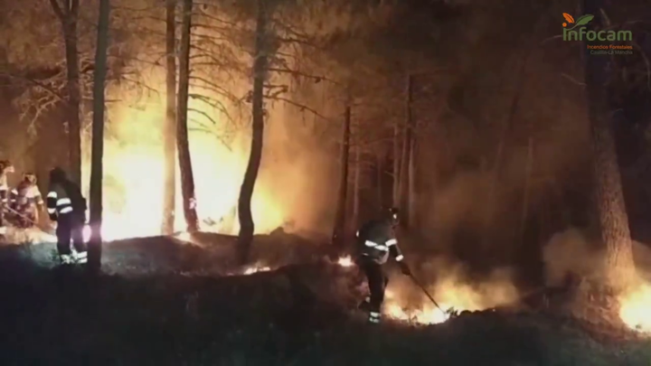 Tres pueblos evacuados y otros dos confinados por el incendio de La Mierla, Guadalajara