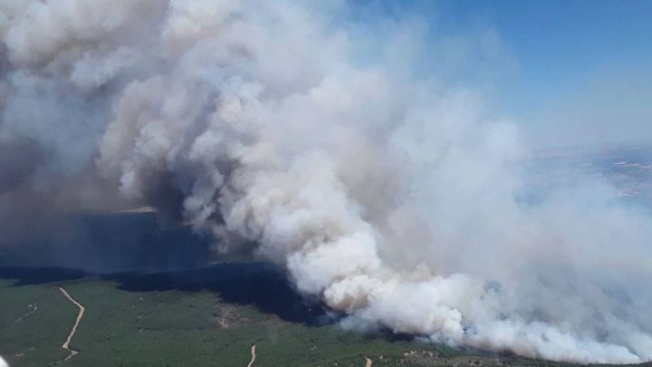 El incendio de Lozoyuela ha quemado ya más de 700 hectáreas y preocupa su expansión por el viento