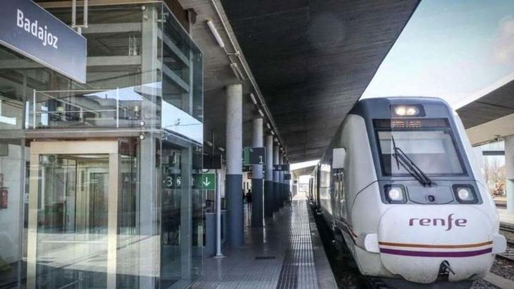 Tren de Media Distancia en la estación de Badajoz