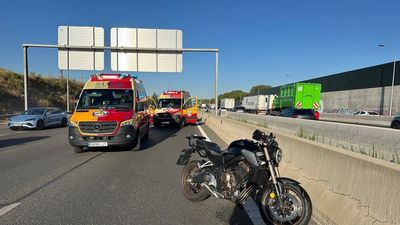 Grave una motorista tras chocar con un coche en Puente de Vallecas