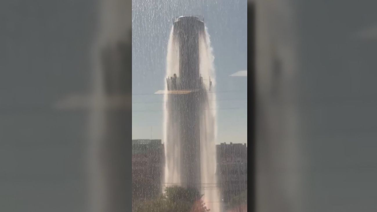 Vecinos de Tres Cantos asisten asombrados al funcionamiento de la Torre del Agua