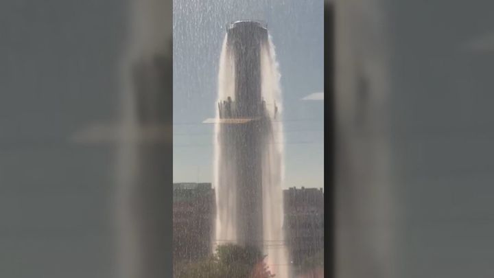 Vecinos de Tres Cantos asisten asombrados al funcionamiento de la Torre del Agua