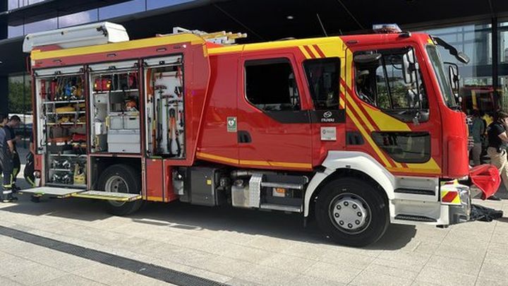 Un incendio de vegetación cerca del  'Pirulí' complica el tráfico en la M-30