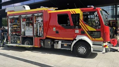 Un incendio de vegetación cerca del  'Pirulí' complica el tráfico en la M-30