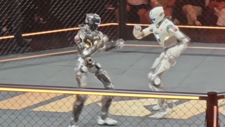 El primer combate de lucha libre entre robots humanoides deja una escena insólita: uno sigue luchando sin cabeza