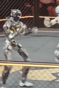 El primer combate de lucha libre entre robots humanoides deja una escena insólita: uno sigue luchando sin cabeza