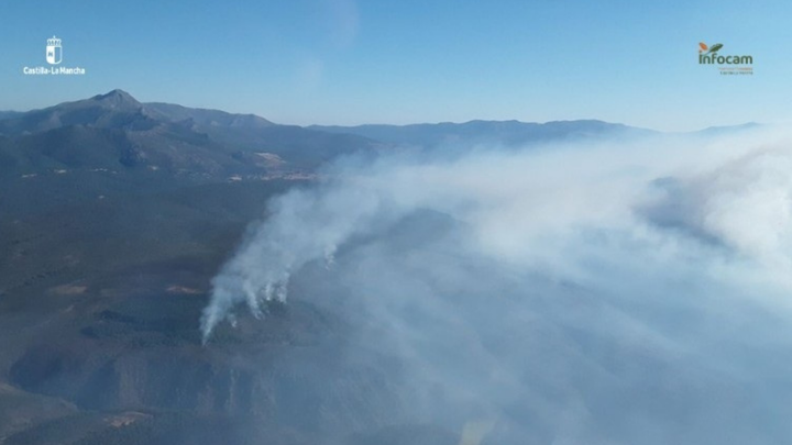 Evacúan otros cuatro pueblos por el incendio de La Mierla (Guadalajara) que ya ha arrasado más de 2.000 hectáreas