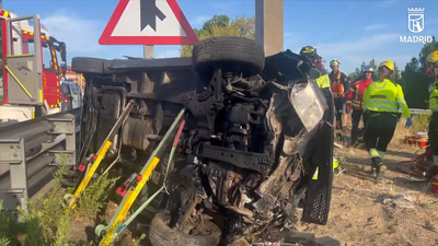 Grave accidente de tráfico en la M-21 en Madrid: un coche se sale de la vía y vuelva tras chocar con un pilar de la autopista