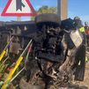 Grave accidente de tráfico en la M-21 en Madrid: un coche se sale de la vía y vuelva tras chocar con un pilar de la autopista
