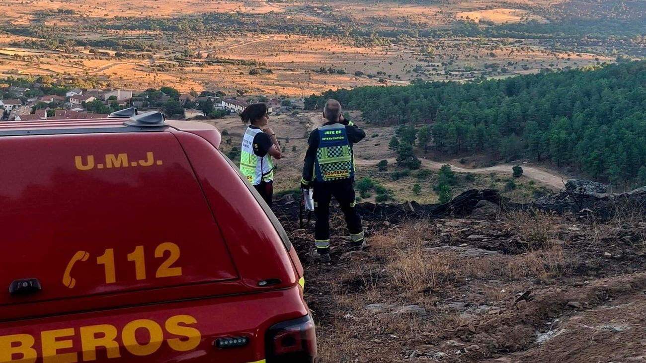 El incendio de Lozoyuela ya está controlado, pero provoca el corte de la M-126 para labores de remate
