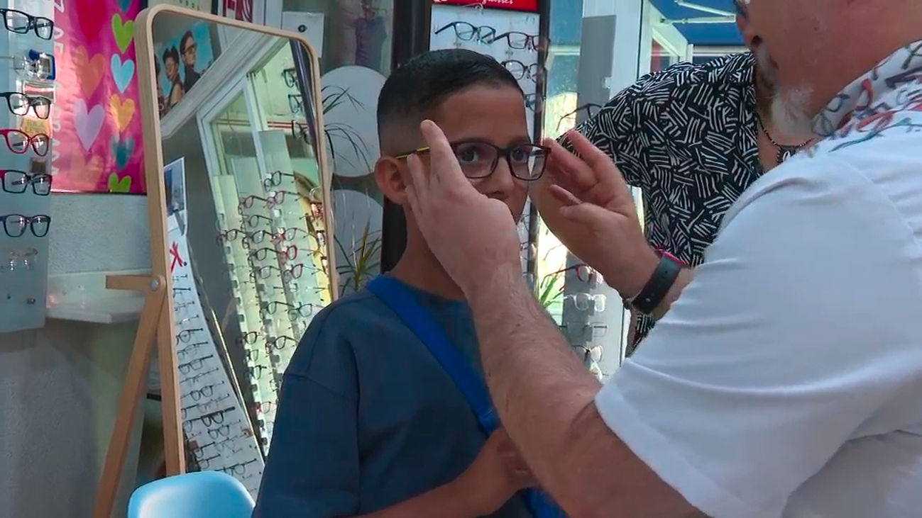 Revisión de la vista y gafas, si la necesitan, para los 3.000  niños saharauis que pasan el verano en España