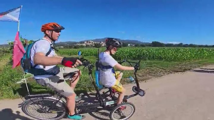 El reto de nueve jóvenes madrileños hacer el Camino de Santiago en un triciclo adaptado