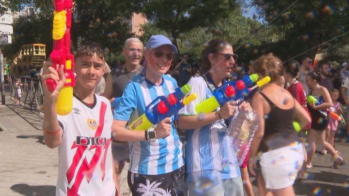 La Batalla Naval pasa por agua un año más a Vallecas y hace de telonera informal de la final del Mundial