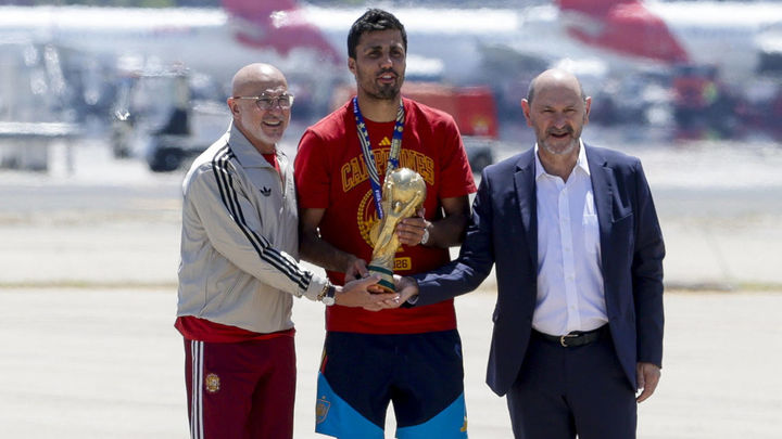 España aterriza en Madrid con la copa de campeones del mundo
