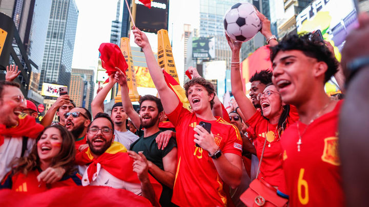 La afición española celebra por todo lo alto la victoria de 'La roja' en Nueva York