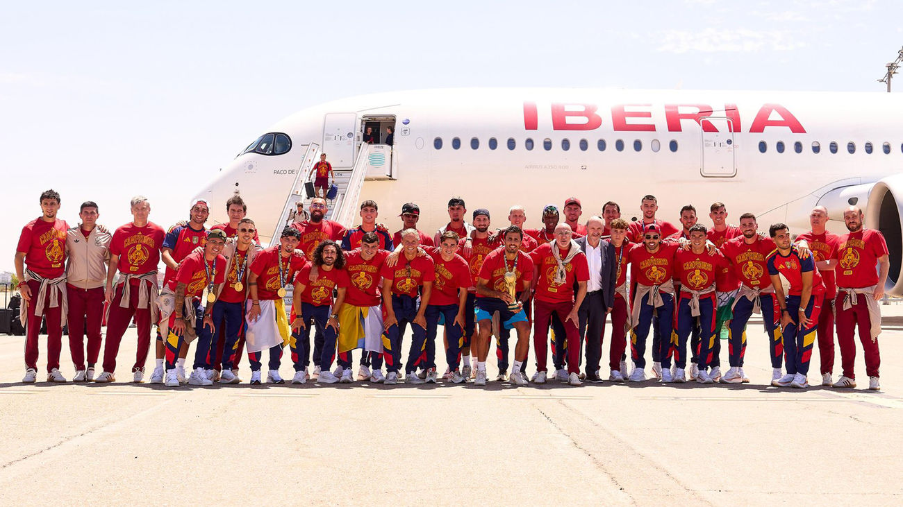 España aterriza en Madrid con la copa de campeones del mundo