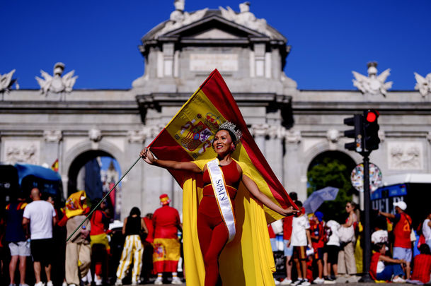 Aficionada española en la Puerta de Alcalá / EFE