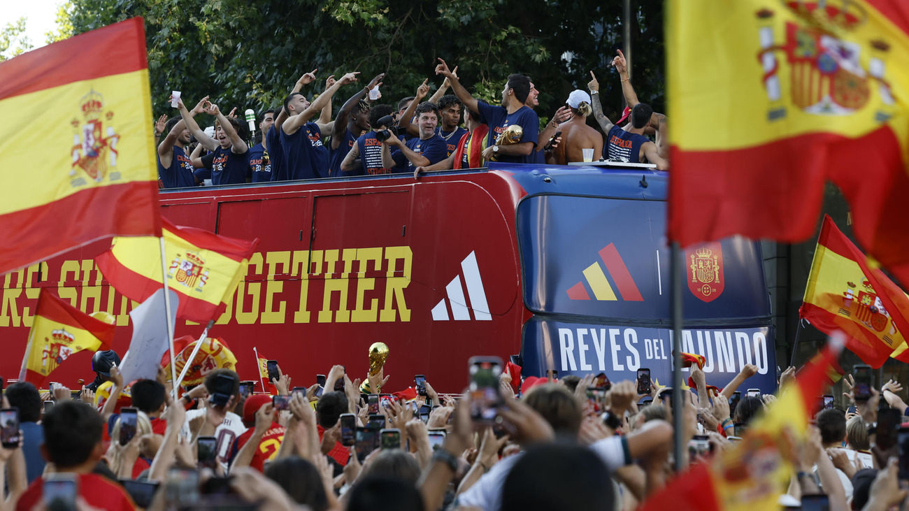 El autobús de los campeones del mundo se da un baño en masas por las calles de Madrid