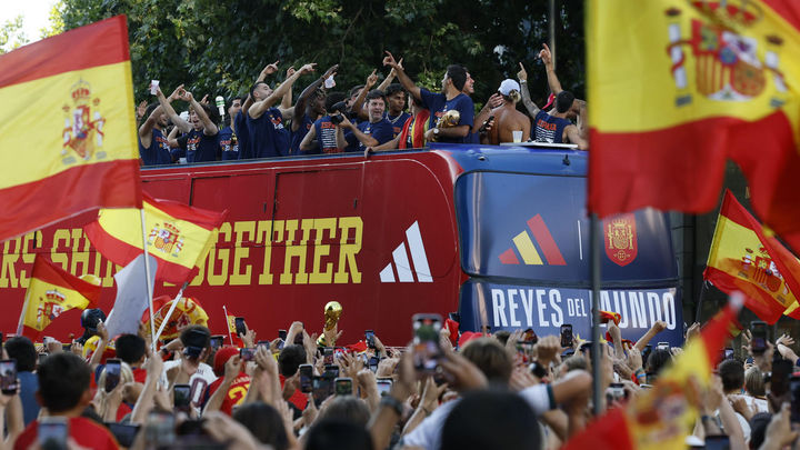 El autobús de los campeones del mundo se da un baño de masas por las calles de Madrid