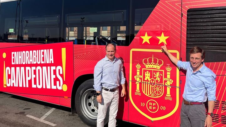 El alcalde de Madrid, José Luis Martínez-Almeida (i), y el delegado de Urbanismo, Movilidad y Medio Ambiente, Borja Carabante (d), colocan la segunda estrella en un bus de la EMT vinilado en apoyo a la Selección. / EUROPA PRESS