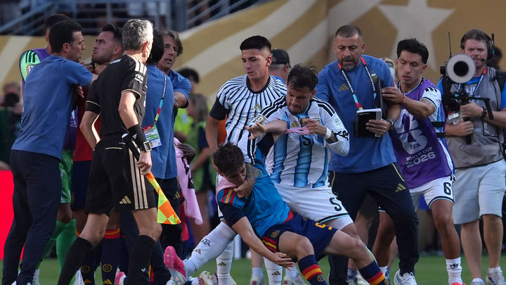 La FIFA investiga a Argentina tras los incidentes al final del partido contra España