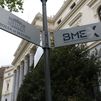 Cartelería en el exterior de la Bolsa de Madrid