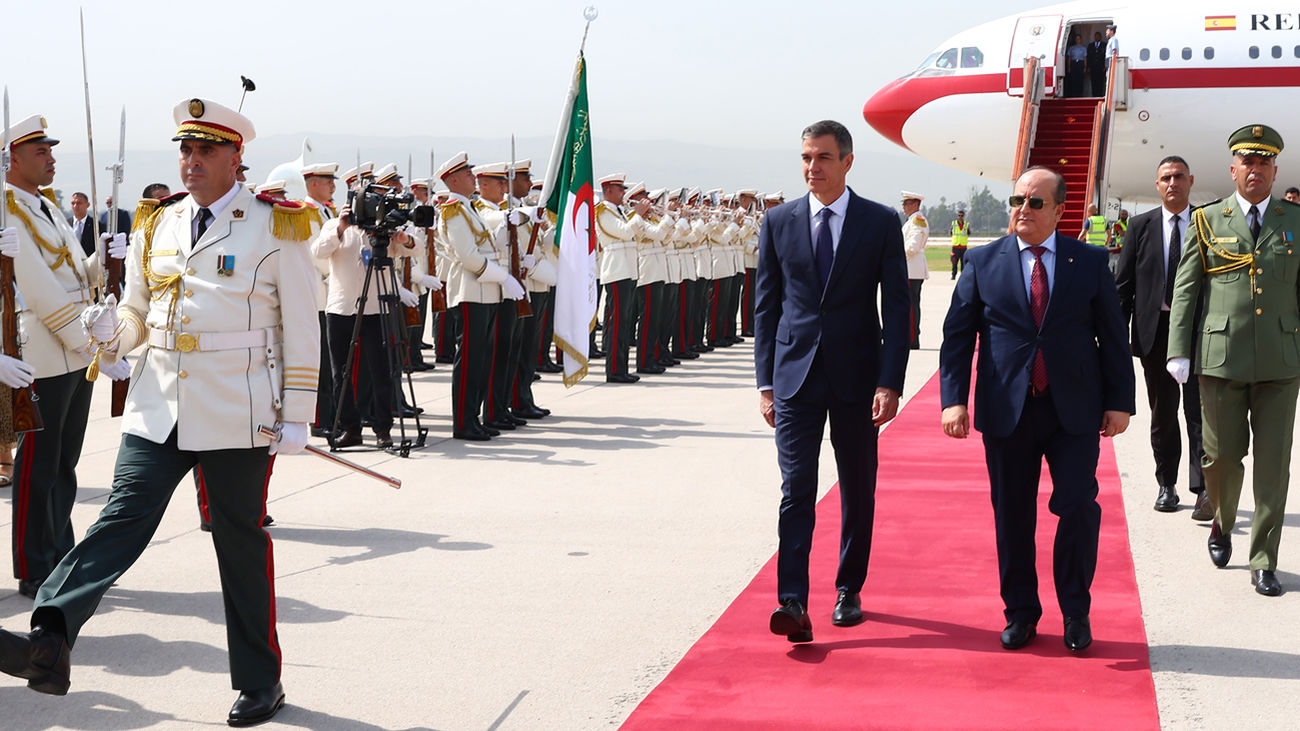Pedro Sánchez es recibido en Argel por el primer ministro argelino, Sifi Ghrieb