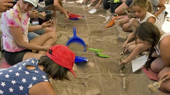 'Arqueólogas  por un día' en el yacimiento de Complutum, Alcalá de Henares