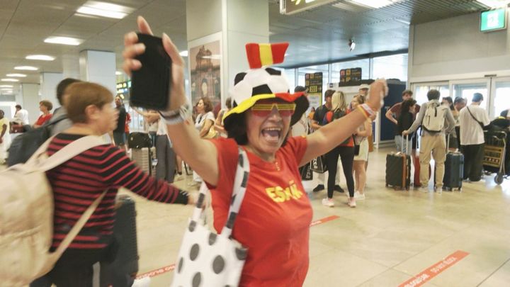 Ovación y emoción en Barajas para recibir a los campeones del mundo