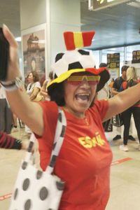 Ovación y emoción en Barajas para recibir a los campeones del mundo