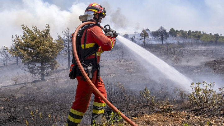 En el incendio trabajan más de 60 efectivos / EFE