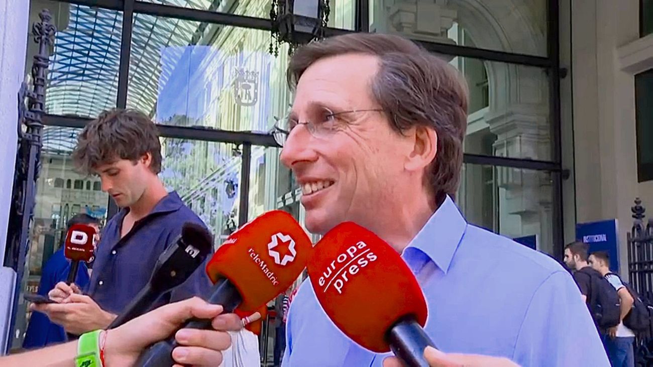 Almeida y su promesa si España gana el Mundial de 2030: "No descarto tatuarme la cara de Luis de la Fuente"