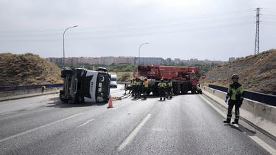 El vuelco de una hormigonera provoca un gran atasco en la M-40 en el entorno de Mercamadrid