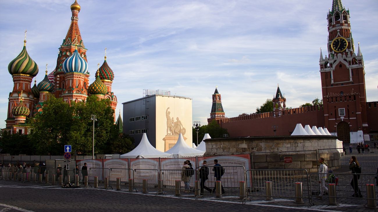 La Catedral de San Basilio y la Torre Spasskaya del Kremlin de Moscú vistos desde la Plaza Roja