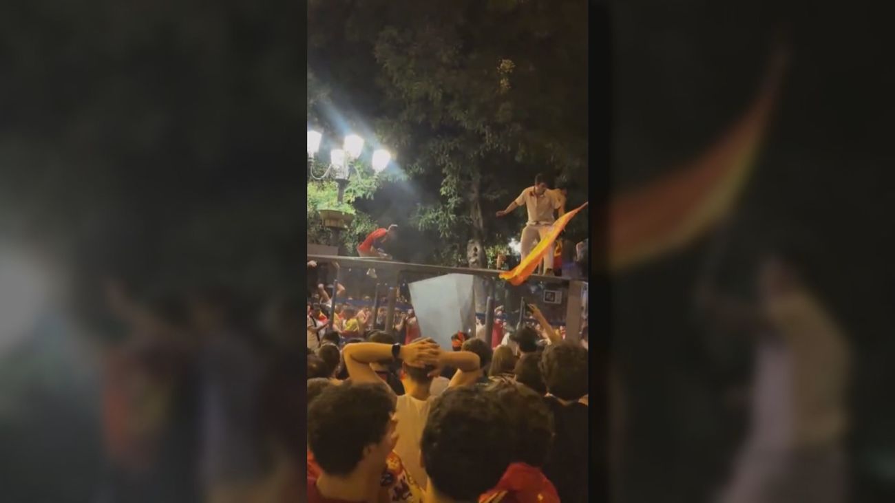 Se desploma una marquesina con varios jóvenes encima durante la celebración del Mundial en Cibeles