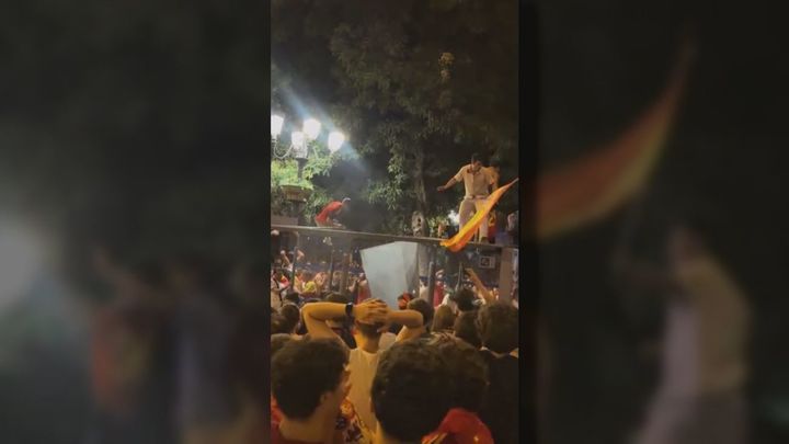 Se desploma una marquesina con varios jóvenes encima durante la celebración del Mundial en Cibeles