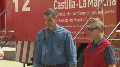 El frío encuentro entre Sánchez y Page en el puesto de mando del incendio de Guadalajara