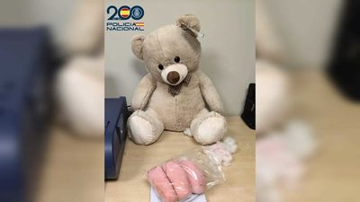 La Policía intercepta un oso de peluche con más de medio kilo de tusi ('cocaína rosa') enviado por mensajería