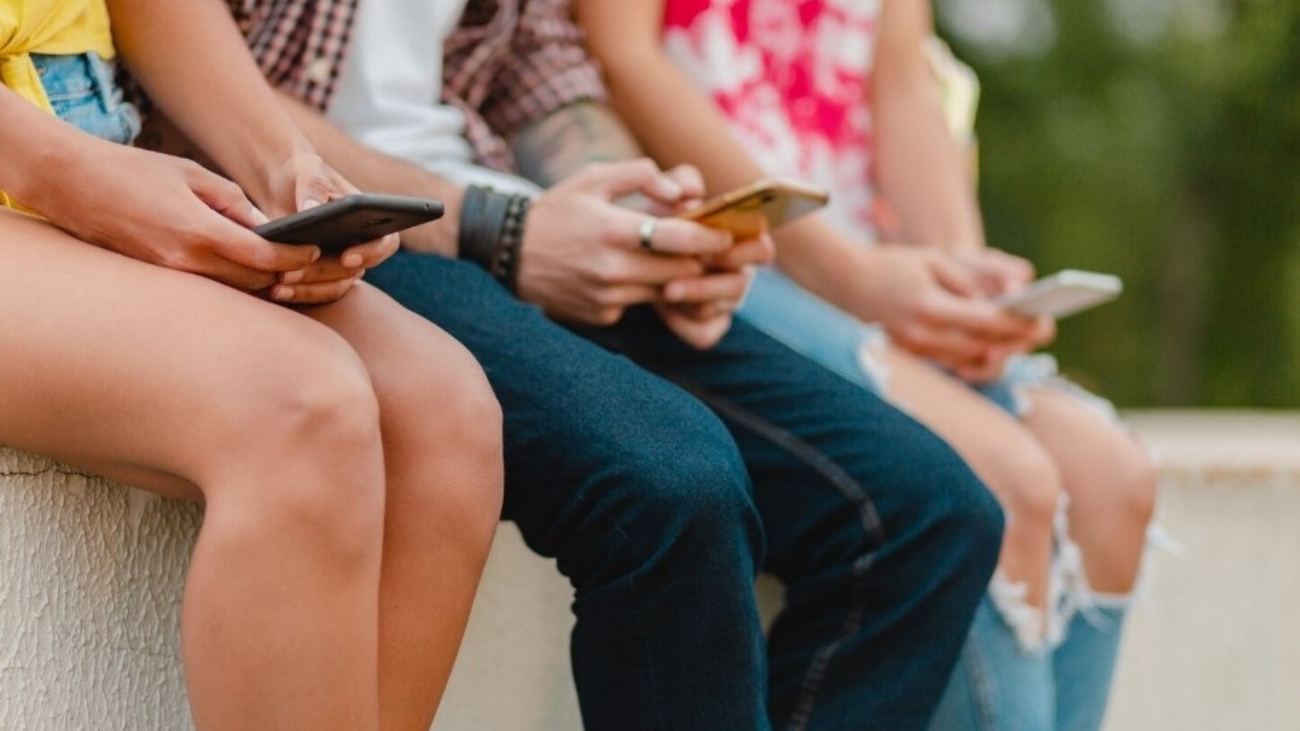 Francia se convierte en el primer país de la UE en vetar las redes sociales a menores